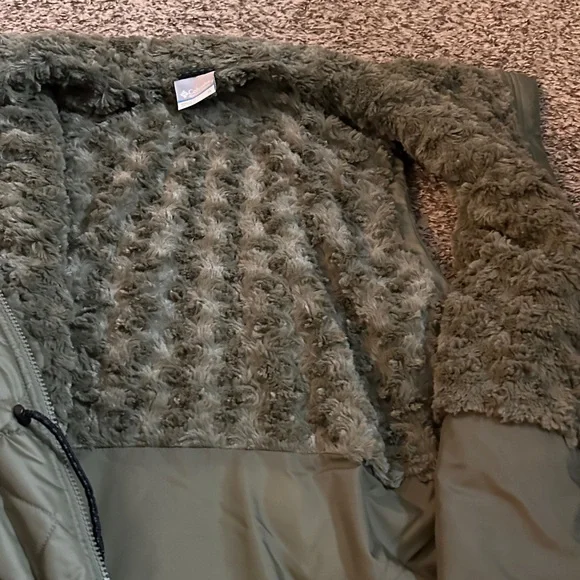 Women’s Columbia Quilted Green Vest - Picture 7 of 7